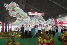 Leaders and guests attend an exhibition celebrating the inaugural Provincial Party Congress of Dong Thap Province for the 2025–2030 term (Photo: Anh Nguyet).