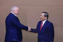 Member of the Communist Party of Viet Nam (CPV) Central Committee and deputy head of its the Commission for Information, Education and Mass Mobilisation Lai Xuan Mon (right) and Hungarian Socialist Party President Komjáthi Imre. (Photo: VNA)