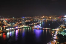 The incorporation of advanced technology to manage emissions in urban lighting plays a pivotal role in shaping green cities for the future. (Photo: DANG KHOA)