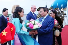 Prime Minister Pham Minh Chinh, his spouse Le Thi Bich Tran and a high-ranking Vietnamese delegation are welcomed at the Lennart Meri Tallinn airport in the capital of Tallinn on June 5 morning (local time). (Photo: VNA) 