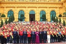 Vice President Vo Thi Anh Xuan poses for a group photo with a delegation of 100 outstanding voluntary blood donors from across the country in 2025.