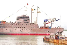 At the launch ceremony of a modern wind power service vessel produced by a Vietnamese enterprise. (Photo: Ta Hai)
