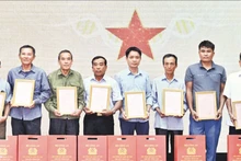 Representatives of the families of the martyrs of K20 Hospital receive the announcement on martyrs’ DNA testing results. (Photo: TRAN HAI)