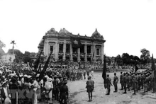 People gather in front of the Ha Noi Opera House to support the August Revolution in 1945 (Photo: VNA)