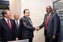 Chairman of the National Assembly Tran Thanh Man (second from left) shakes hands with President of the National Assembly of People’s Power of Cuba Esteban Lazo. (Photo: VNA)