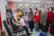 Representatives of the organising board encourage and express their gratitude to blood donors.