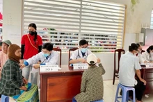 Residents of Bu Gia Map commune in Dong Nai Province received free medical check-ups and medicines from doctors and nurses at Hung Vuong Hospital in Ho Chi Minh City. (Photo: NHAT SON)
