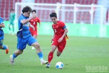 Viet Nam's U22 show determination against the Philippines in the semi-final on December 15. (Photo: NDO)
