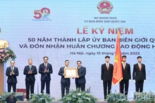 Prime Minister Pham Minh Chinh presents the first-class Labour Order to the National Boundary Commission (Photo: NDO)