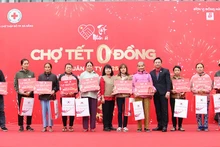 Tet gifts presented to poor households in Da Nang City 
