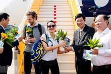 Karolina Agnieszka Muskus is welcomed in Phu Quoc as the 20 millionth international visitor in Viet Nam this year on December 15. (Photo: NDO)