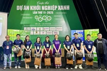 Winners of the 2025 Green Startup Project Competition pose for a group photo at the award ceremony. (Photo: VOV)