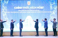 Deputy Prime Minister Ho Quoc Dung (second, left) and Minister of Justice Nguyen Hai Ninh, together with other delegates, at the launch of the national digital platform for civil judgment enforcement and the intelligent operations centre for the civil judgment enforcement system (Photo: VNA)