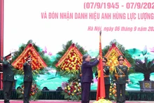 Party General Secretary To Lam presents the “Hero of the People’s Armed Forces” title to the General Staff of the Viet Nam People’s Army (Photo: VNA)