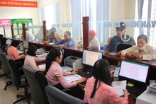 People do administrative procedures at the Public Administration Service Centre of Dong Thuan Ward, Quang Tri Province. (Photo: HIEU MINH)
