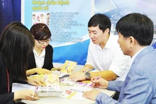 Advising tourists on travel packages combined with medical treatment. (Photo: NGUYET ANH)