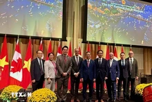 Vietnamese Ambassador to Canada Ambassador Pham Vinh Quang (centre) and officials and parliamentarians of Canada pose for a photo at the ceremony. (Photo: VNA)