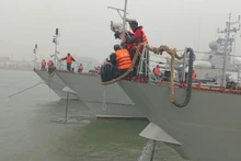 Soldiers of the Viet Nam People's Navy's Region 3 Command collaborate with local authorities to bring vessels to safe harbour.