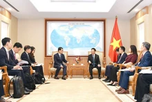 Deputy Prime Minister Ho Duc Phoc (R) receives Kim Sung-tae, Chairman and CEO of the Industrial Bank of Korea (IBK), in Ha Noi on September 23. (Photo: VNA)