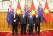 Secretary of the Communist Party of Viet Nam Central Committee and head of its Commission for Information, Education, and Mass Mobilisation Nguyen Trong Nghia (second, right) , Speaker of the New Zealand House of Representatives Gerry Brownlee (second, left), and other delegates at the ceremony. (Photo: VNA)