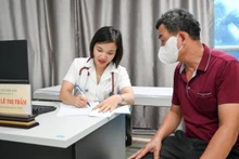 A doctor examines a patient at the Outpatient Department of Thanh Nhan Hospital, Ha Noi. (Photo: The Dai)