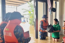 Officers and soldiers of Naval Region 3 deliver hundreds of relief packages, including rice, dry rations, instant noodles, bottled water, and milk, directly to residents in flood-affected areas. (Photo: Naval Region 3)