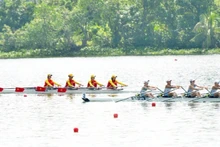 The women's four rowing team competes in the final event of the Asian Championships. (Photo: vhttdlhp.vn)