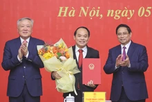 Prime Minister Pham Minh Chinh (right) and Permanent Deputy Prime Minister Nguyen Hoa Binh (left) present a decision appointing Nguyen Quoc Doan as Standing Deputy Inspector General of the Government Inspectorate. (Photo: VGP)
