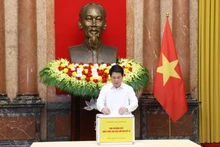 State President Luong Cuong donates to support those affected by Typhoon Bualoi. (Photo: VNA)
