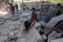 A Palestinian boy sits among the massive destruction caused by an Israeli airstrike in Al-Zawaida area in the central Gaza Strip, on September 25, 2025. (Photo: Xinhua)
