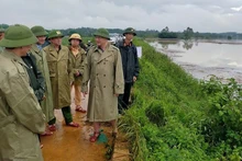  Leaders of Thanh Hoa Province inspect storm response in Kim Tan commune. (Photo: MAI LUAN)