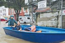 Rescue teams assist residents in the flooded area on Xuan Hoa Street, Phan Dinh Phung Ward, Thai Nguyen. (Photo: Thai Nguyen Newspaper)