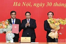 PM Pham Minh Chinh presents his decisions appointing two provincial Party secretaries to deputy-ministerial level positions, at a conference on June 30. (Photo: NDO)