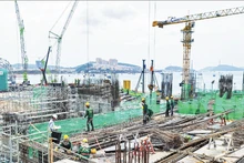 Workers are installing the steel structure at the project serving APEC 2027.
