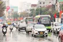 In the southern gateway area, where the Phap Van–Cau Gie Expressway and National Highway 1A converge, traffic police patrol and monitor the route to prevent prolonged congestion. (Photo: LE KHANH)