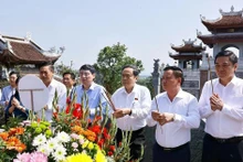 National Assembly Chairman Tran Thanh Man and officials offer incense to President Ho Chi Minh at Chung Son Temple on February 28. (Photo: VNA)