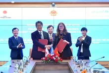 Japanese Ambassador to Viet Nam Ito Naoki (first row, left) and UNICEF Representative in Viet Nam Silvia Danailov exchange the notes at the ceremony. (Photo: VNA)
