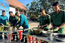 Border guards and residents of Ia Rve commune join hands to make 'banh chung.'