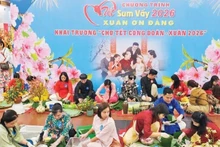 Trade union members join a ‘banh chung’ (square sticky rice cake) making contest at the “Tet Reunion – Spring Sharing” programme held by the Ha Noi Labour Federation (Photo: NGOC ANH)