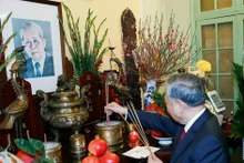 Party General Secretary To Lam offers incense in tribute to late Party General Le Duan. (Photo: VNA)