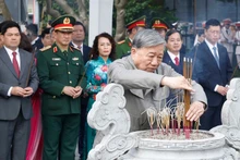 Party General Secretary To Lam and a delegation of the Party Central Committee offer incense at a memorial site dedicated to late Party chief Nguyen Van Cu in Bac Ninh Province.