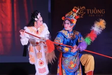 A scene from a ‘tuong play’ was brought to life on stage by People's Artist Loc Huyen and artist Manh Linh. (Photo courtesy of the organisers)