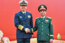 Vietnamese Minister of National Defence General Phan Van Giang and his Chinese counterpart Senior Lieutenant General Dong Jun in Quang Ninh province on March 18. (Photo: VNA)