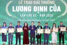 Representatives of the Ho Chi Minh Communist Youth Union Central Committee and relevant units present the Luong Dinh Cua Award 2025 to outstanding individuals.