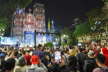 Large numbers of residents and visitors gather at Ha Noi Cathedral on Christmas Eve. (Photo: THE DAI)