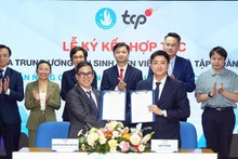 Representatives from the VNUS and TCP Group sign the agreement