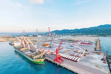 Vinh Tan International Seaport (Vinh Hao Commune, Lam Dong Province) is capable of receiving large-capacity vessels and serves the export and import of goods.