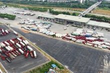 Goods are being prepared for export through Kim Thanh International Road Border Gate No. II (Lao Cai).
