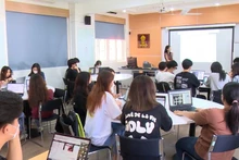 A class following a training model with international elements at Ha Noi University.