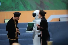 An AI robot demonstration and the iKnow solution guiding citizens in carrying out administrative procedures at the 2025 National Forum on the Development of Viet Nam’s Digital Technology Enterprises